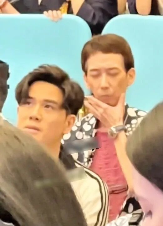 1 張達明出席活動時顯得暴瘦，疑戴上假髮，而同場還有藝人伍允龍。（小紅書影片截圖）.jpg