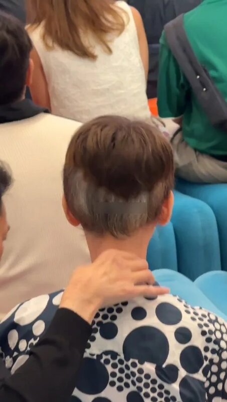 2 男友人為張達明按麼肩頸，十分細心。（小紅書影片截圖）.jpg