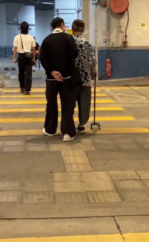 3 張達明過馬路時一度步伐不穩，身體曾靠向友人，可見相當虛弱。（小紅書影片截圖）.jpg