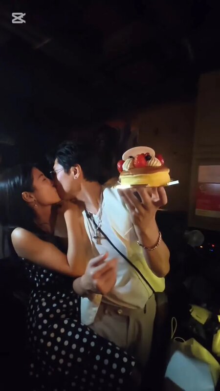 4 周家蔚更係咁捉住老公嚟啜.jpg