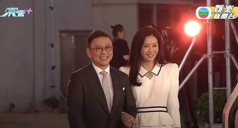 1 香港小姐2025丨TVB主席許濤罕見拖名模妻陳祉妤行紅地毯 51歲狀態絕佳再婚5年恩愛如初.jpg