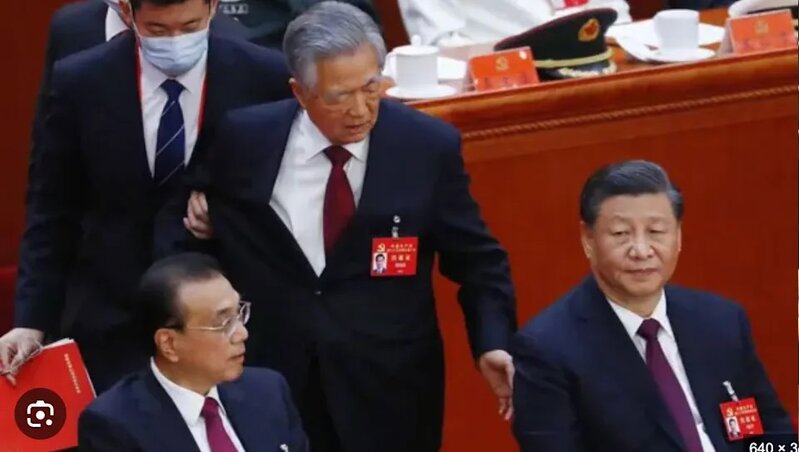 前中國領導人胡錦濤 2022 年在全國二十大閉幕會被工作人員帶離場.jpg