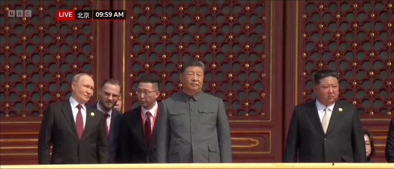 普京（左一）與金正恩（右一）現身觀看閱兵。（BBC）.jpg