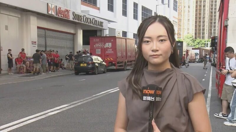 太古汽水車廠發起罷工 數十人聚集廠房外叫口號.jpg