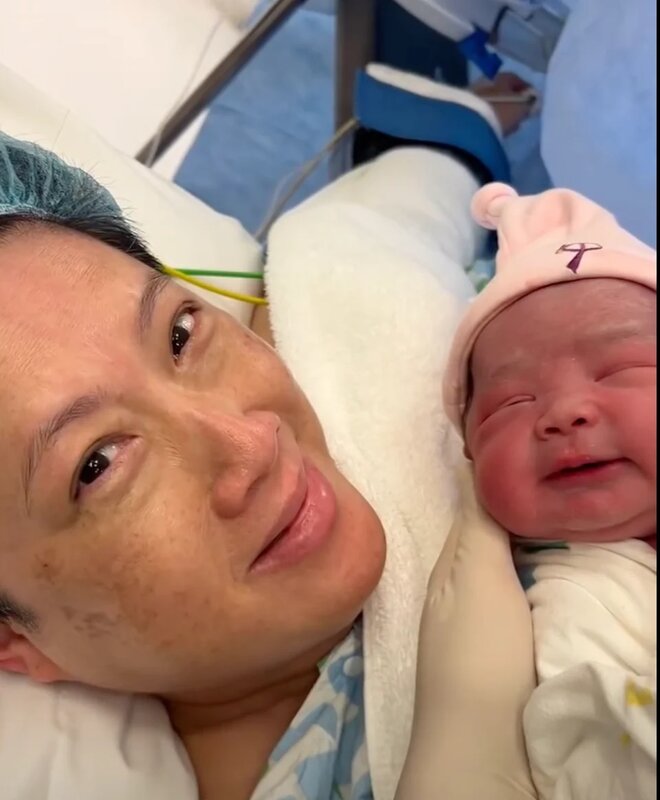 1 黃澤鋒陳麗麗細女出世乳名「小貴妃」 家姐小黃妃升呢做家姐甜笑望妹妹.jpg