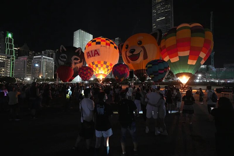 2 第三日晚上增至最多約 12 隻熱氣球同時升起。.jpg