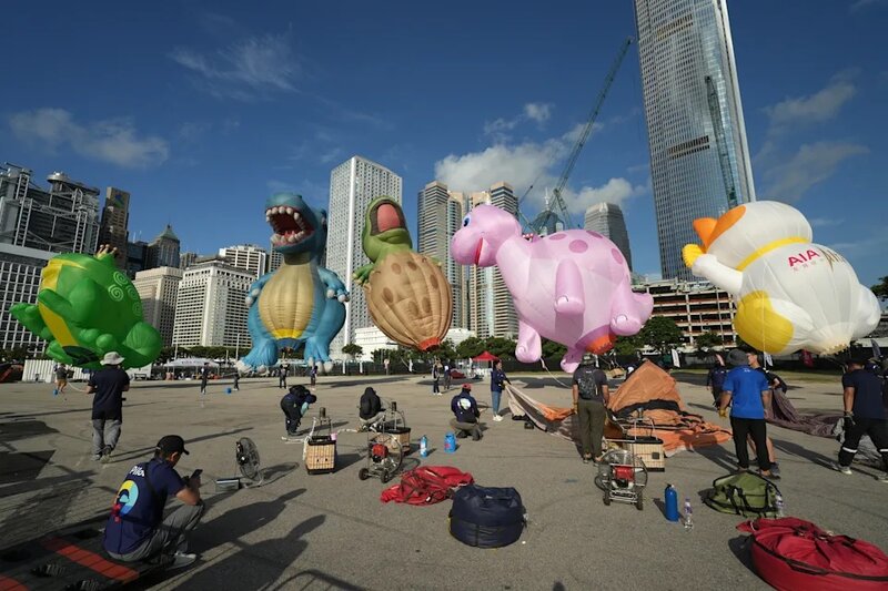 1  第二日早上最高峰時約 10 隻升起展示，但早上約 10 時因酷熱全部放氣.jpg