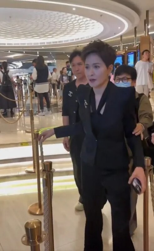 3 短髮的邵美琪身穿修身黑色低胸西裝而帥氣滿滿，獲讚是短髮女星天花板」。（小紅書影.jpg