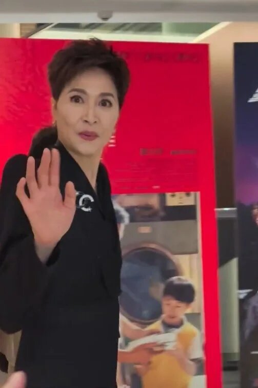 5 Maggie看到有人拍攝時，即親切地揮手示意，盡顯民一面。.jpg