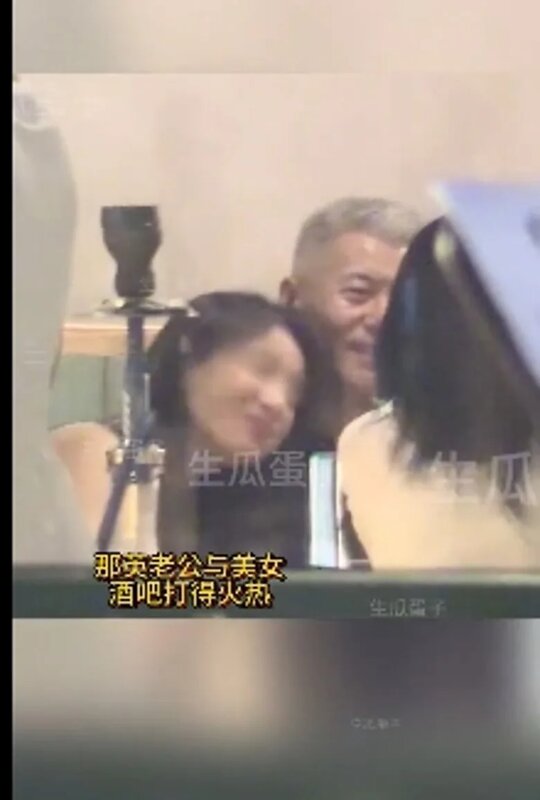 3 孟桐到酒吧消遣有美相伴。（圖：生瓜蛋子）.jpg