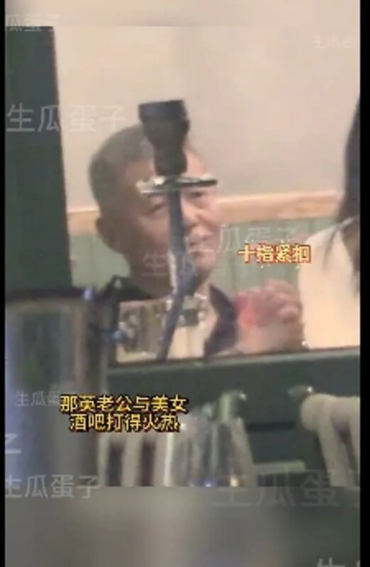 5 打得火熱，十指緊扣。（圖：生瓜蛋子）.jpg