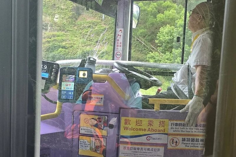 青朗公路有一支鐵通突飛插入城巴的擋風玻璃，直插車長胸口。(Threads圖片).jpg