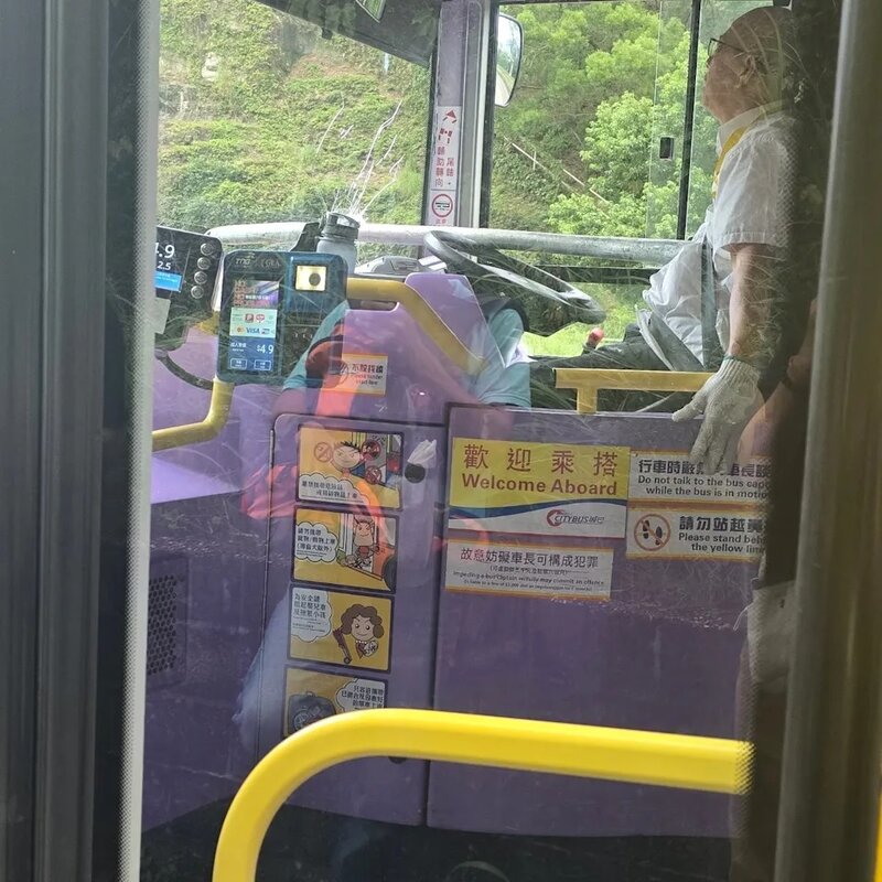 65 歲城巴車長駕駛時突然遭一條 1.7 米長鐵通直插胸口。.jpg