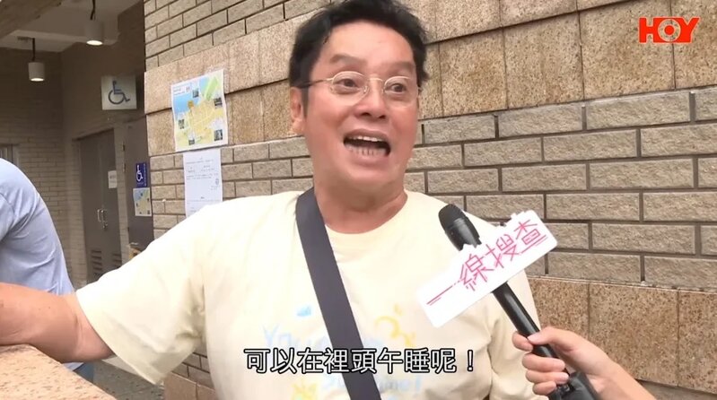 1 剛使用完公廁的譚詠麟化身「譚先生」受訪，大讚身後的公廁十分優質，甚至稱乾淨到「.jpg