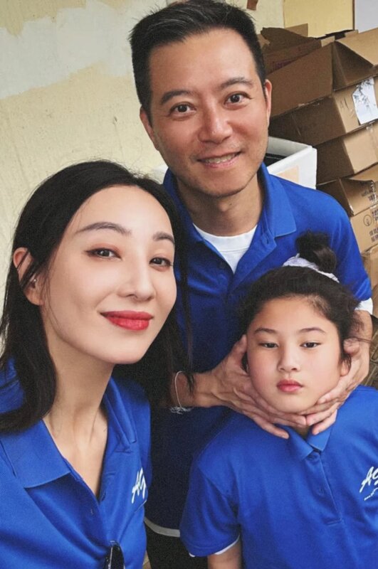 1 鄭希怡同老公梁學儲、囡囡梁浸浸一家三口樂也融融.jpg