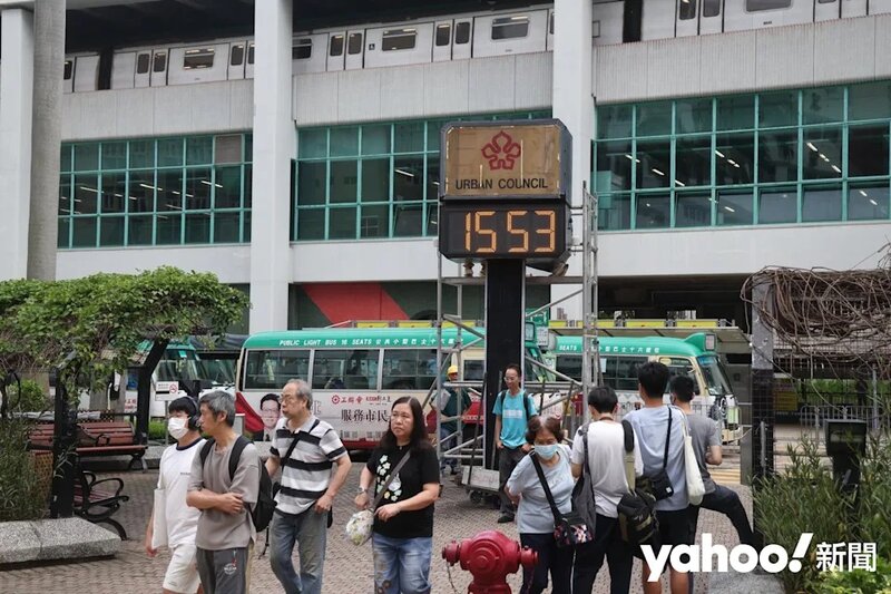 2 柴灣地鐵站對開出現1999年已消失的「市政局（Urban Council）」標誌.jpg