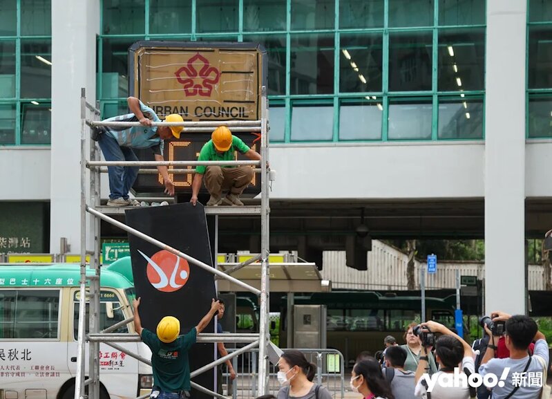 4 人員在場重新掛上「康樂文化事務署」標誌牌，不少途人圍觀.jpg