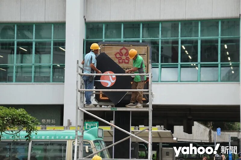 6 工人將「康樂文化事務署」標誌牌重新裝上.jpg