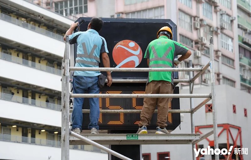 7 工人將「康樂文化事務署」標誌牌重新裝上.jpg