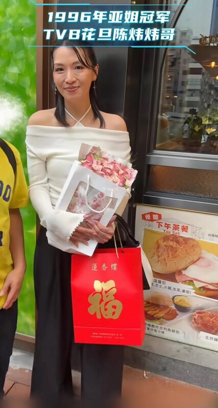 1 51歲陳煒街頭被野生捕獲 零美顏細紋與法令紋清晰可見震驚網民.jpg