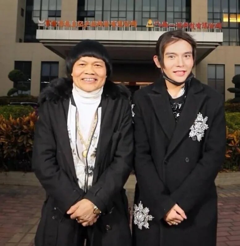 5 八両仔被指顏值與打扮品味不斷進化。（抖音＠八両金）.jpg