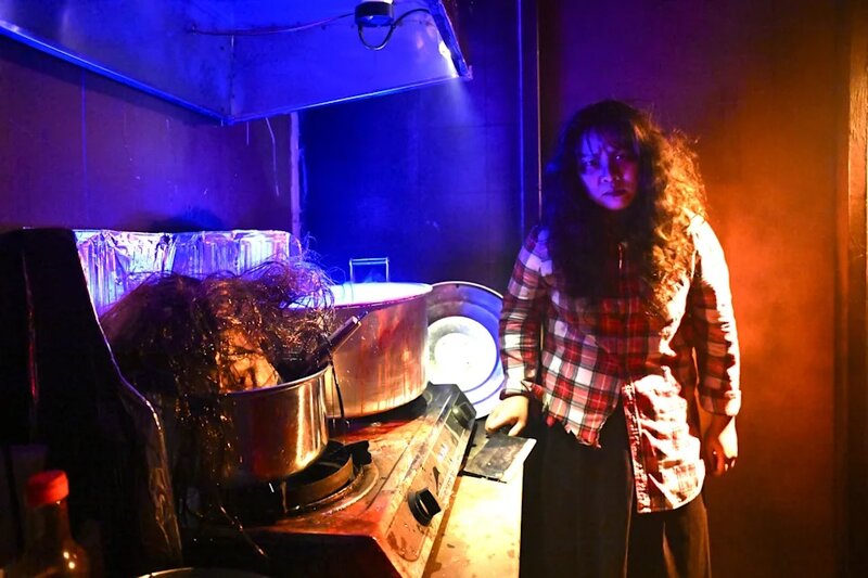 1  「港詭奇案」鬼屋一個廚房場景中，擺放了青紅蘿蔔，砧板擺放了疑似碎肉，大湯煲內.jpg