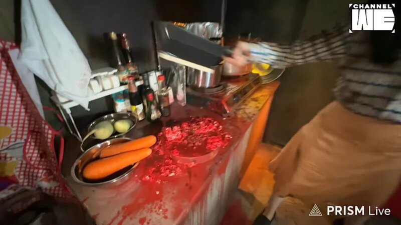 3  砧板擺放了疑似碎肉，旁邊有兩條紅蘿蔔。（Channel WE截圖）.jpg