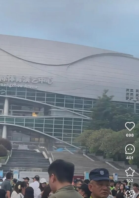 4 粉絲拍到場館外突然冒煙。.jpg