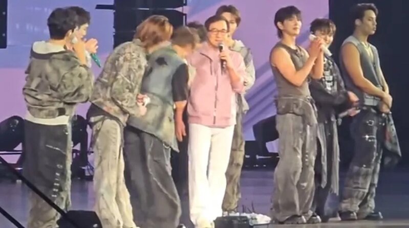 1 SEVENTEEN啟德演唱會71歲成龍任嘉賓 唱《真心英雄》掀高潮 網民：無啦啦變流行經典50年.jpg