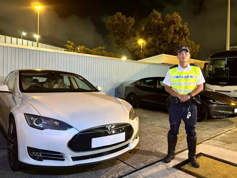 警方港島打擊白牌車 2名司機被捕.jpg