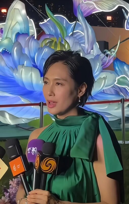 2 朱茵為「香江仙子」巨型花燈燈組.jpg