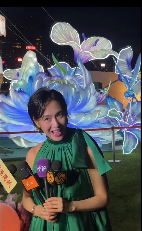 3 有記者問「你覺得自己靚啲定佢（花燈）靚啲？」，朱茵回應「唔好玩啦！」.jpg