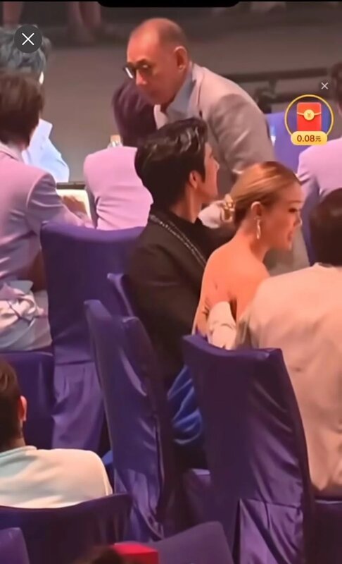 1 有片段拍到容祖兒被人「掃背」，老闆楊受成立即起身.jpg