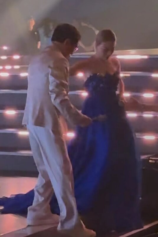 7 成龍拖住身穿晚裝長裙嘅祖兒落樓梯離開台面.jpg