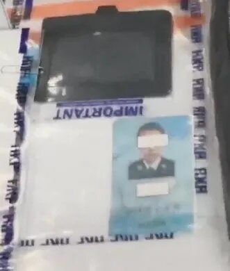 警方日前展示涉案證物，包括被指假冒的公安委任證。（警方直播截圖）.jpg