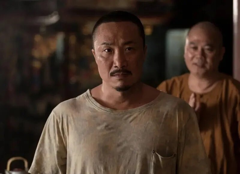 2 鄭中基（中）離婚後首部上映的新片《阿龍》，變身成暴力猛男，也特別鍛鍊，改變體態。.jpg