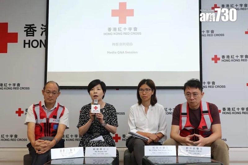左起分別為香港紅十字會義工醫生歐耀佳、紅十字會行政總裁秘書長蘇婉嫻、香港紅十字會.jpg