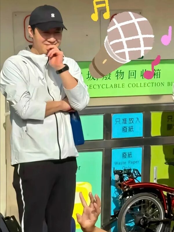 1 Leon今年3月一同出席女兒的校內活動，在場露出「慈父笑」。.jpg