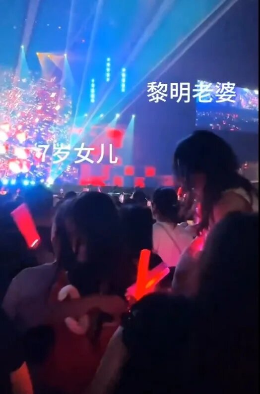 4 7歲的「明福女」暴風式成長，已長到近媽媽肩膊，拿着多支熒光棒，相信曾為台上獻唱.jpg