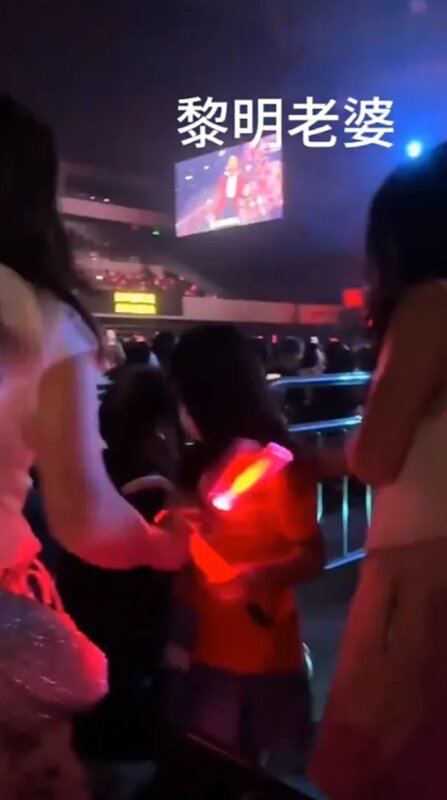 5 阿wing發現被人偷拍後，在演唱會近尾聲時，帶着女兒提早離場。.jpg