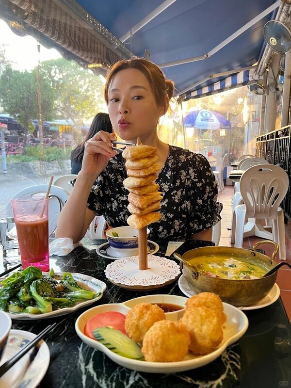 2 歐倩怡回復單身後，不時在社交平台上載自己四出吃喝玩樂的照片。（小紅書@歐倩怡）.jpg