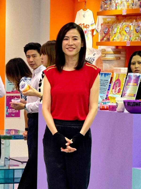 3 宣萱被讚超凍齡，而她手上戴着黑手套，有粉絲解畫指她「做了鐳射還沒恢復」。.jpg