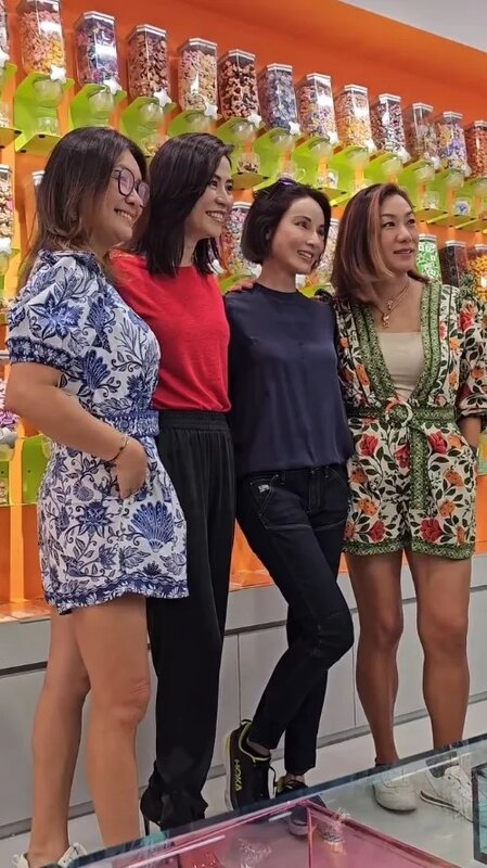 2 左二起：宣萱、鄭雪兒及莫可欣出席新加坡好友新店開張的剪綵活動。（網上影片截圖）.jpg