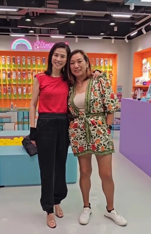 5 宣萱和莫可欣一同為好友的新店剪綵，莫可欣臉上見到明顯歲月痕跡，身型亦帶點中年胖.jpg