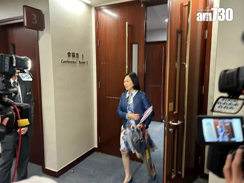 葉劉開會後不斷抹面 黨友否認落淚.jpg