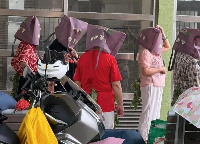 大媽們離奇以環保袋「笠頭」 網民問「準備去老笠？」.jpg