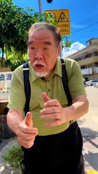 3 鄭則仕身型遠較體重高鋒期瘦，但仍挺着大肚子。（抖音影片截圖）.jpg