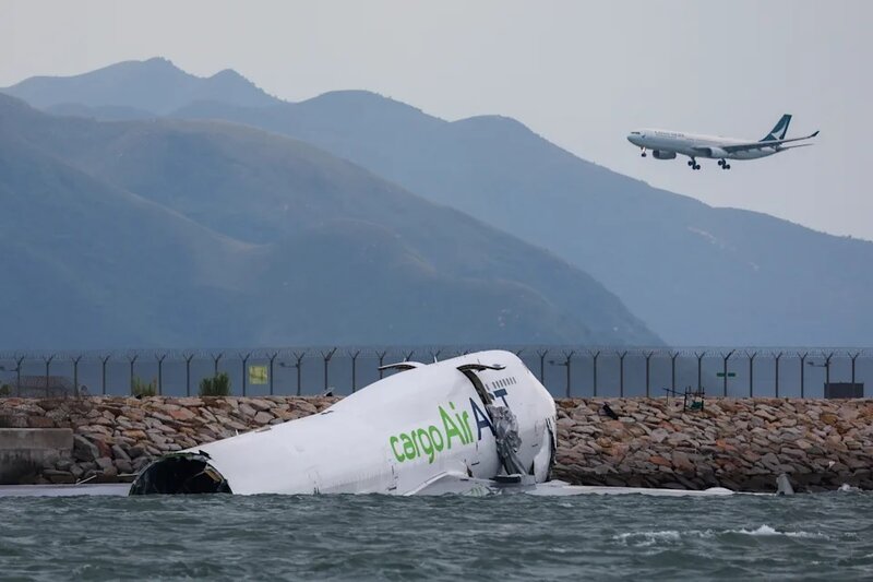 香港國際機場周一（20日）發生貨機墮海事故，造成二人死亡。.jpg