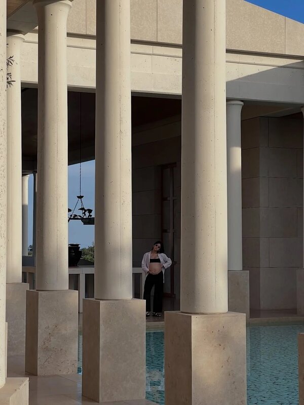 2 鄭瑤在社交平台貼出腹部隆起的孕照，宣佈已經懷孕，即鄭丹瑞將成為外公！.jpg