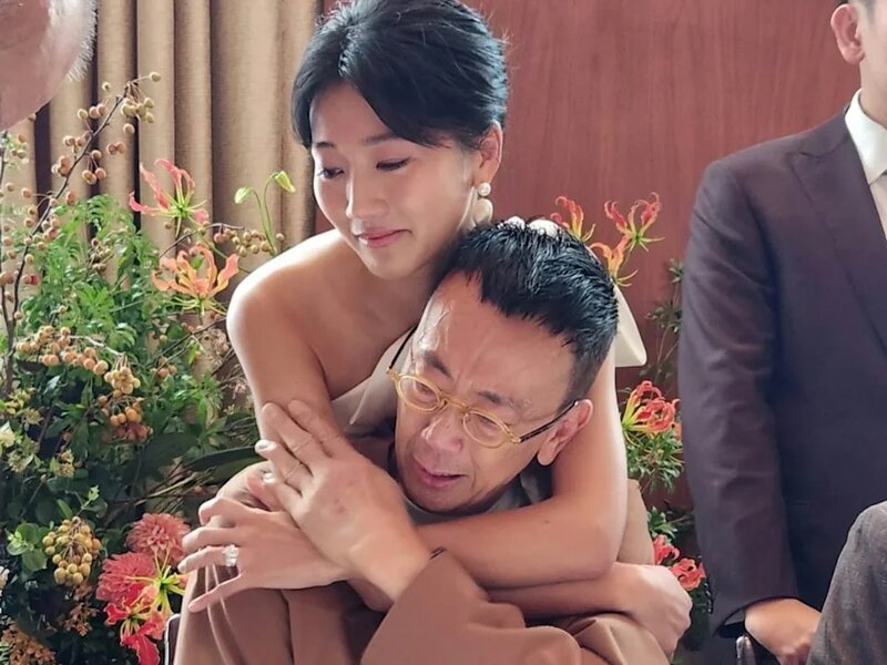 3 於去年9月嫁女時，鄭瑤從背後擁抱爸爸，鄭丹瑞因看到女兒出嫁忍不住落淚，場面十分感人。.jpg